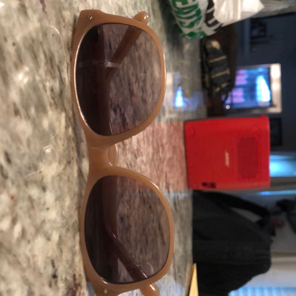 Nude/tan Fossil sunglasses